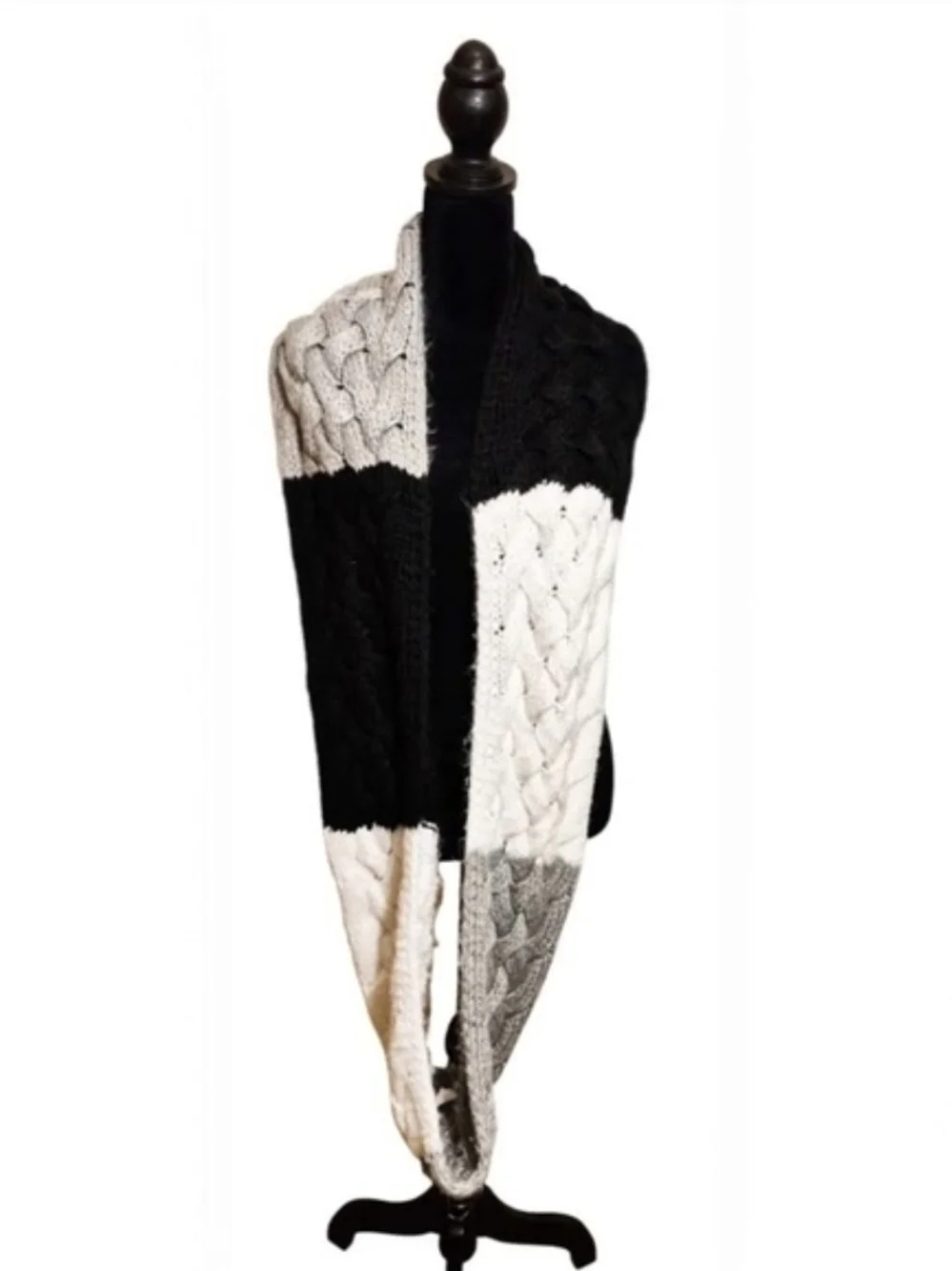 Chunky Cable Knit Colorblock Infinity Scarf – Black Cream Gray